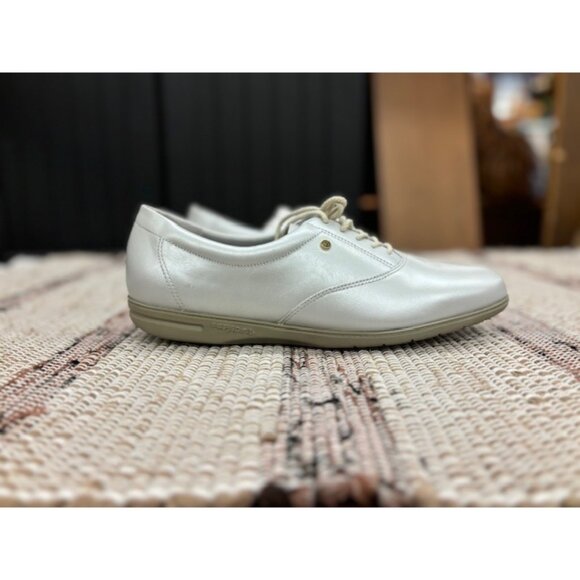 Easy Spirit Womens Silver Lace-Up Comfort Sneakers Size 8B - Picture 1 of 7